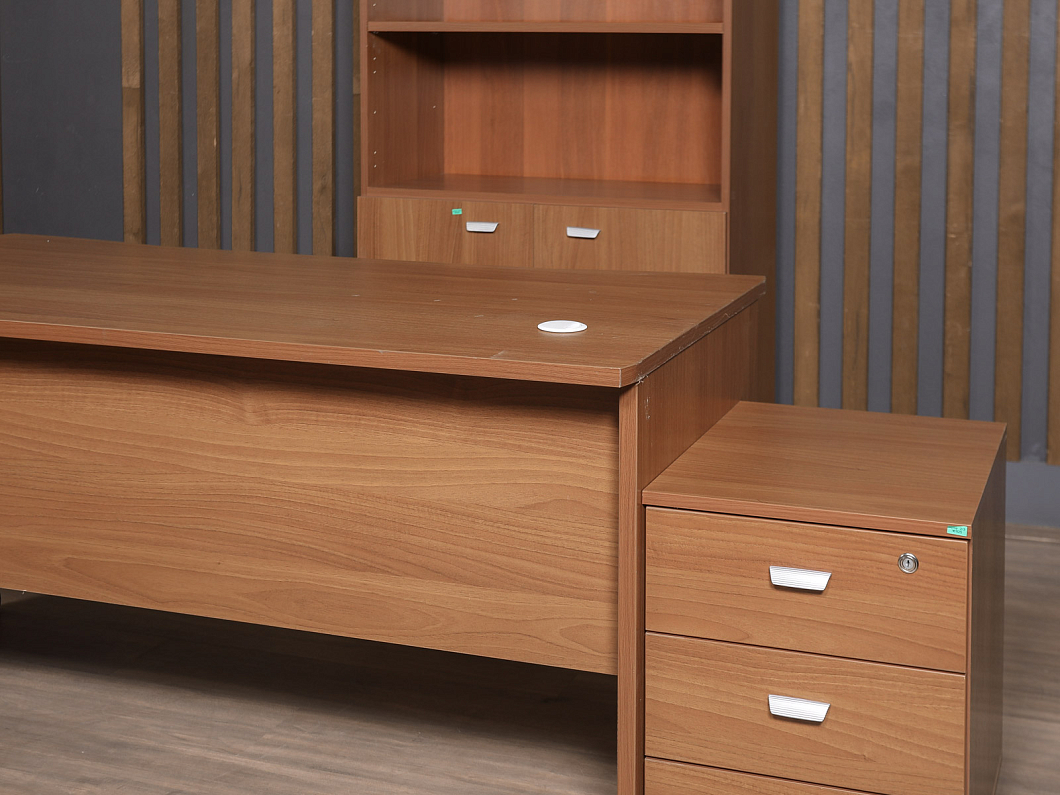 Кабинет руководителя ЛДСП Орех (КРОР-161125)