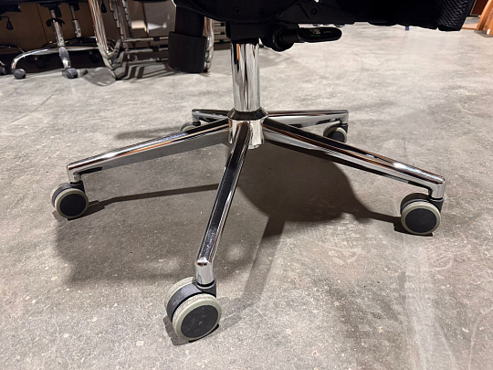 Офисное кресло ДЭФО Сетка Чёрный